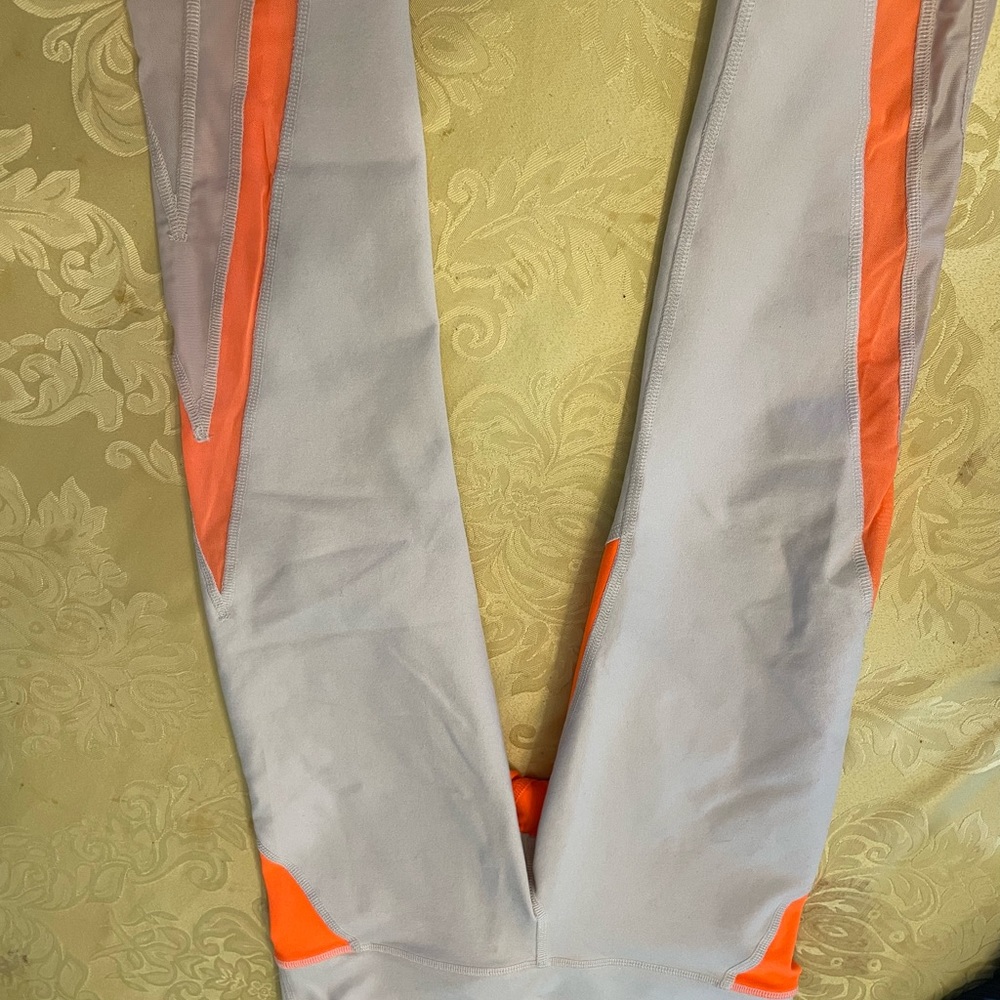 Hardly worn ALO capris size xs. Fits extremely snug to the body.